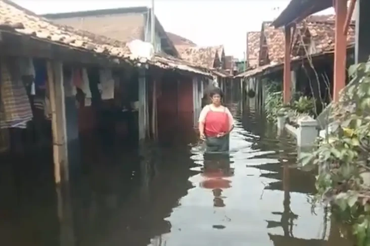 Banjir Menggenangi Ratusan...