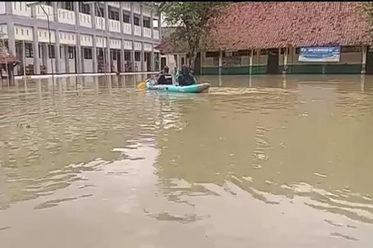 Banjir Nyaris 1 Meter...