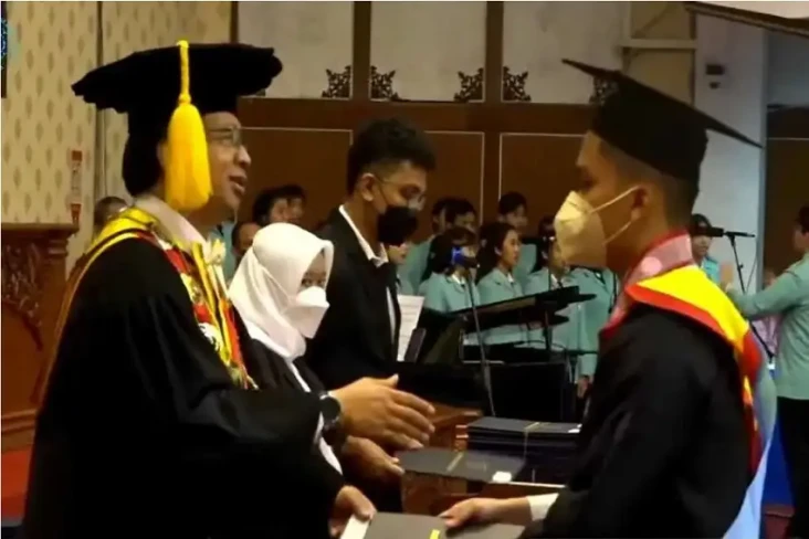 Raih Gelar Doktor di...