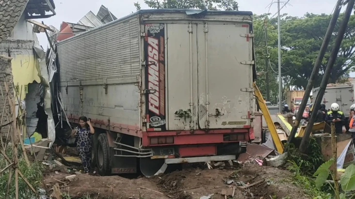Mengerikan! Truk Tronton...