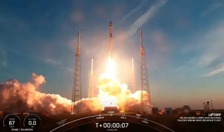 SpaceX Luncurkan 21...