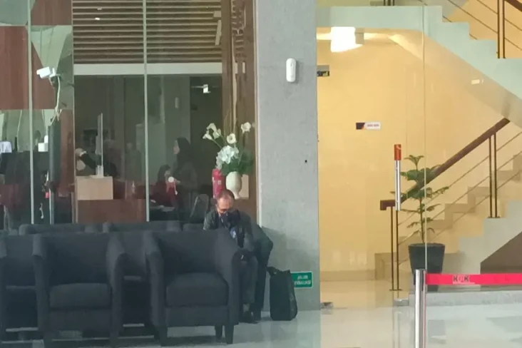 Pakai Jaket dan Masker...