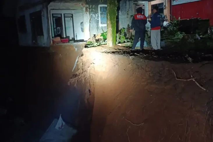 Hujan Lebat, 2 Makam...
