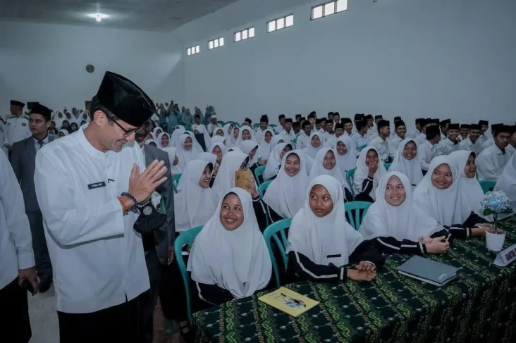 Sandiaga Uno Ajak Santri...