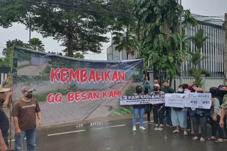 Pakai Pita Merah Putih,...