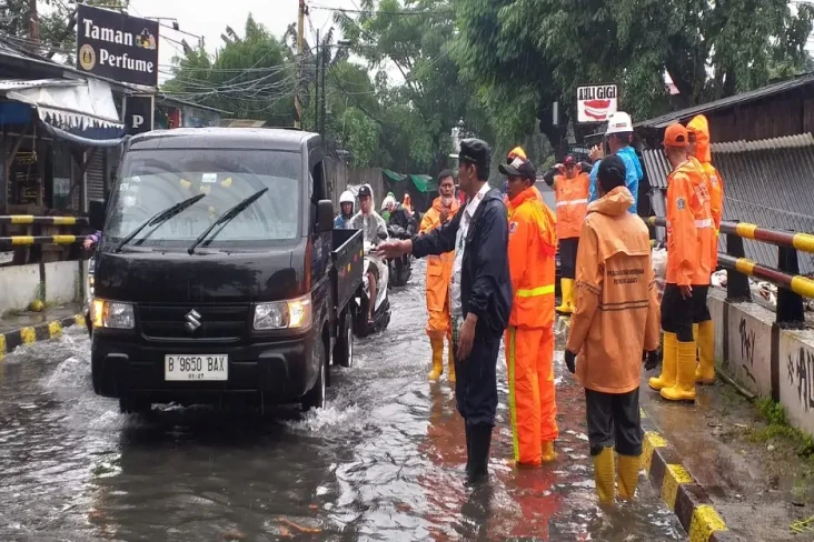 Seratus Lebih Personel...