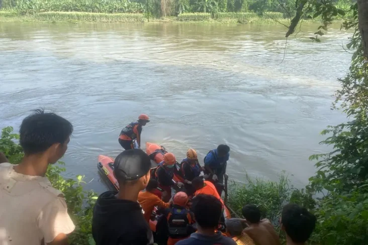 Perahu Tenggelam, Warga...