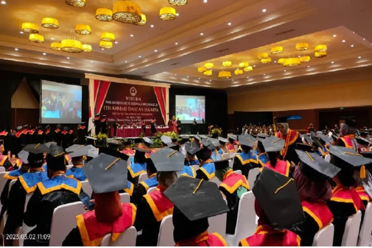 Wisuda ITB Ahmad Dahlan,...