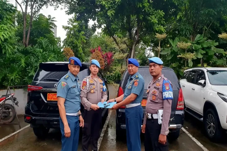 Puspom TNI Serahkan...