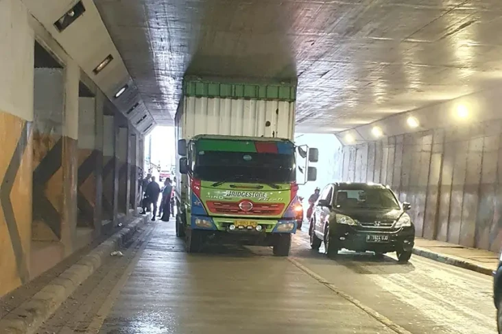 Truk Kontainer Tersangkut...