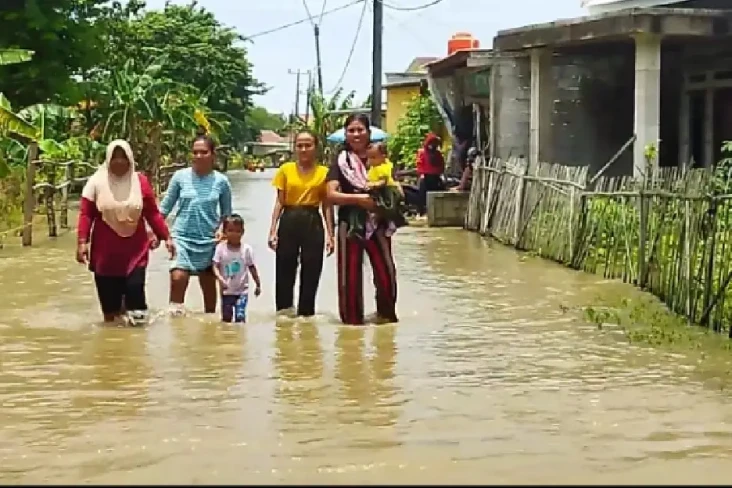 8 Hari Terendam Banjir,...