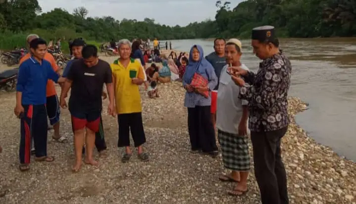 Asyik Mandi di Sungai,...
