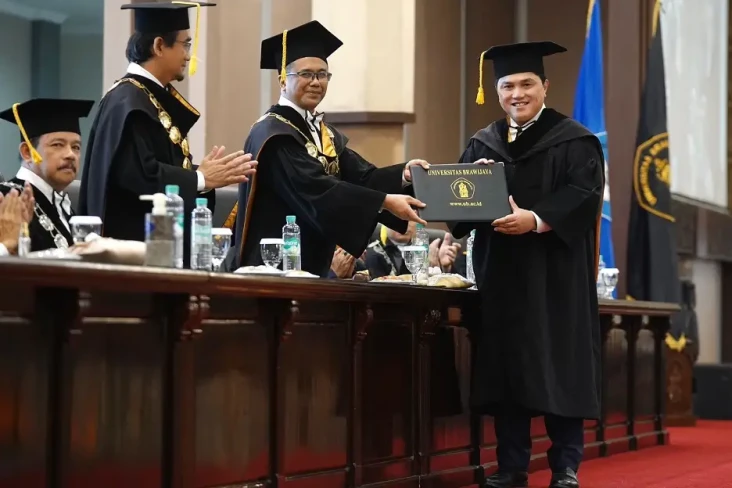 Gelar Doktor Kehormatan...