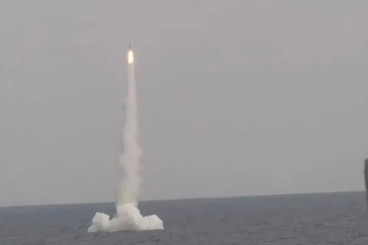 Kapal Selam Rusia Tembakkan...