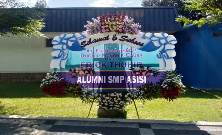 Ratusan Karangan Bunga...