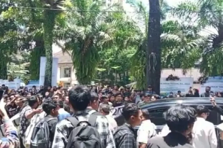 Demonstrasi Mahasiswa...
