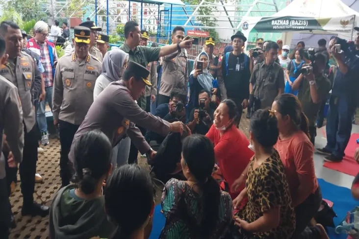 Kapolri Bagikan Sembako...