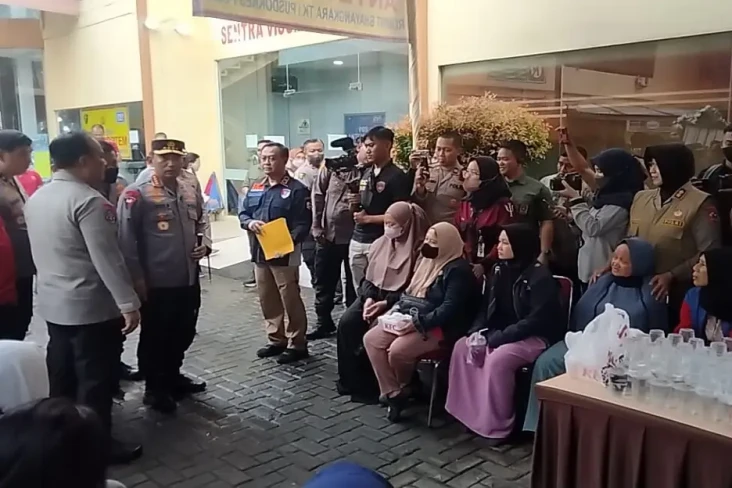 Kapolri Jenguk Korban...