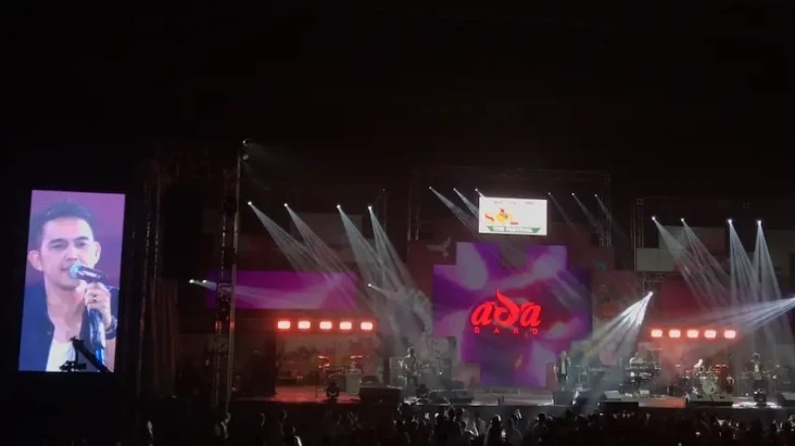 Ada Band Bawakan Lagu...