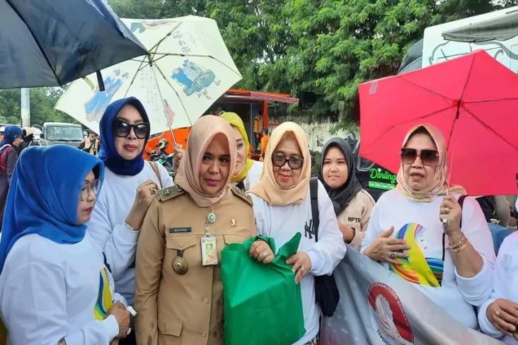 Aksi Emak-emak Bantu...
