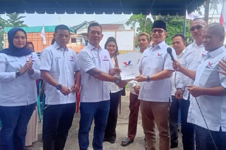Serahkan SK Kepengurusan,...