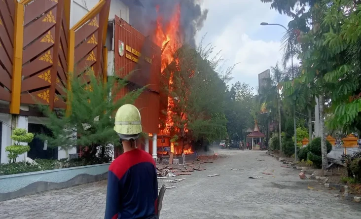 Kebakaran Hebat Melanda...
