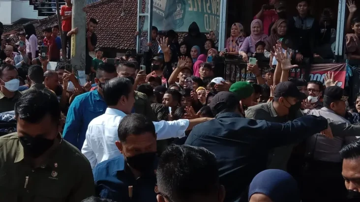 Ratusan Warga Bandung...