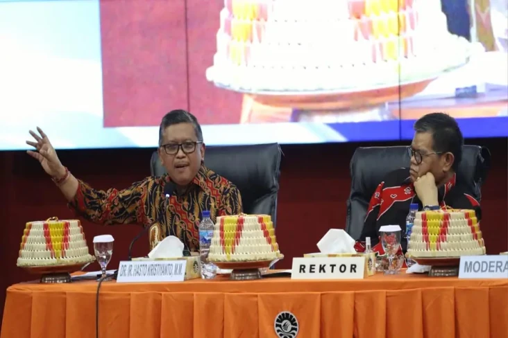 Hasto Ajak Mahasiswa...