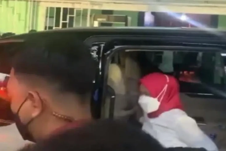Kenakan Kerudung Merah,...