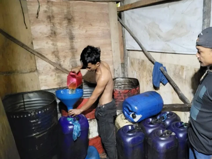 Asyik Transaksi di Gudang...