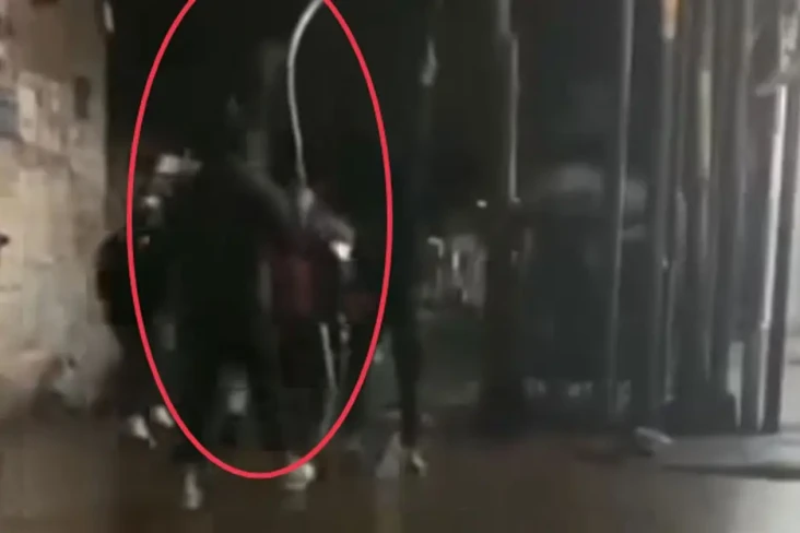 Bersenjata Tajam, Gangster...