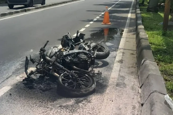 Motor Sport Gosong Terbakar...