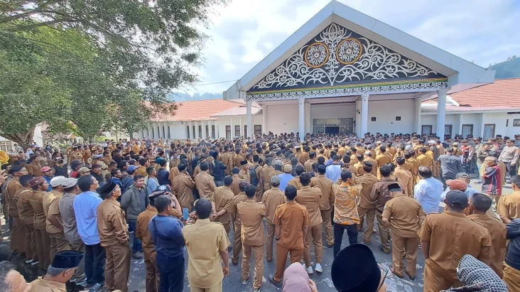 Ratusan Perangkat Desa...