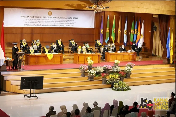 Unpad Kukuhkan 17 Guru...