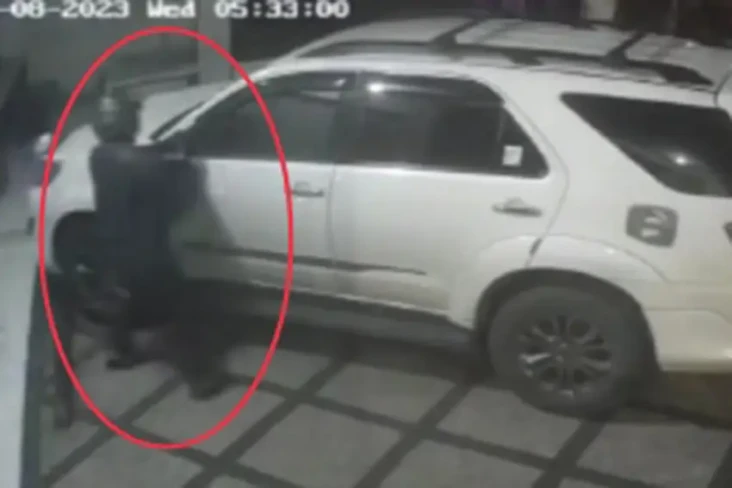Maling Gasak Spion Mobil...