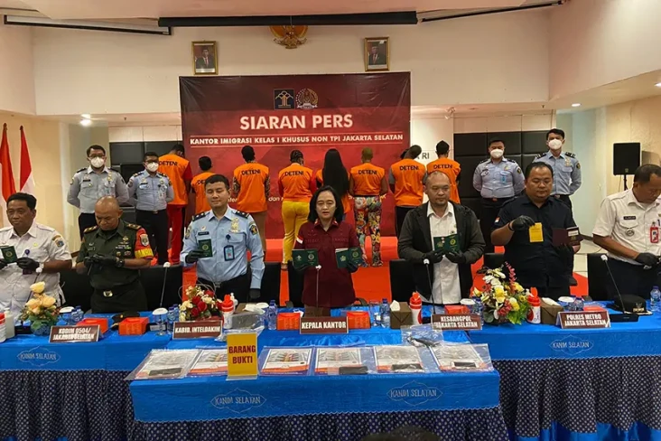 Jadi Investor Bodong,...