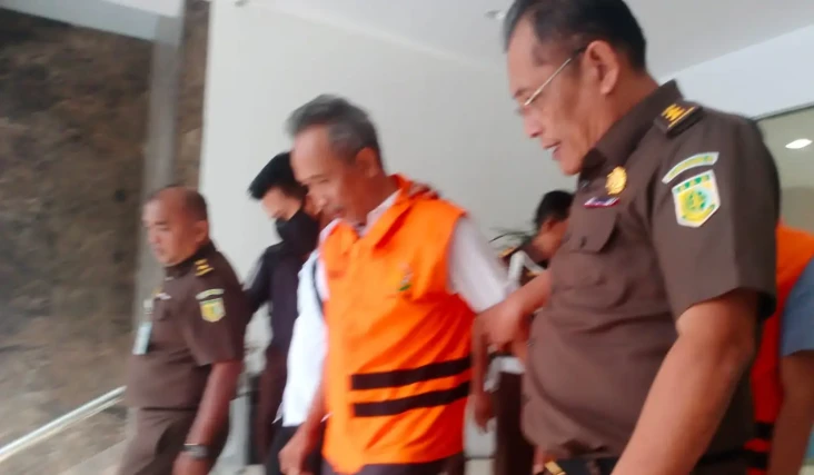 4 Tersangka Korupsi...