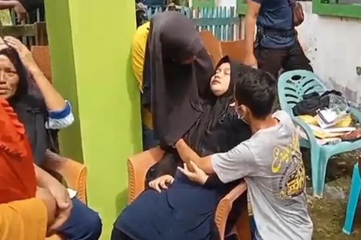 Tangis Mona Pecah Lihat...