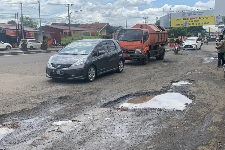 Puluhan Ruas Jalan di...