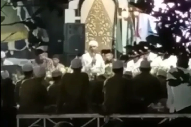 KH Rofiq Malik Pengasuh...