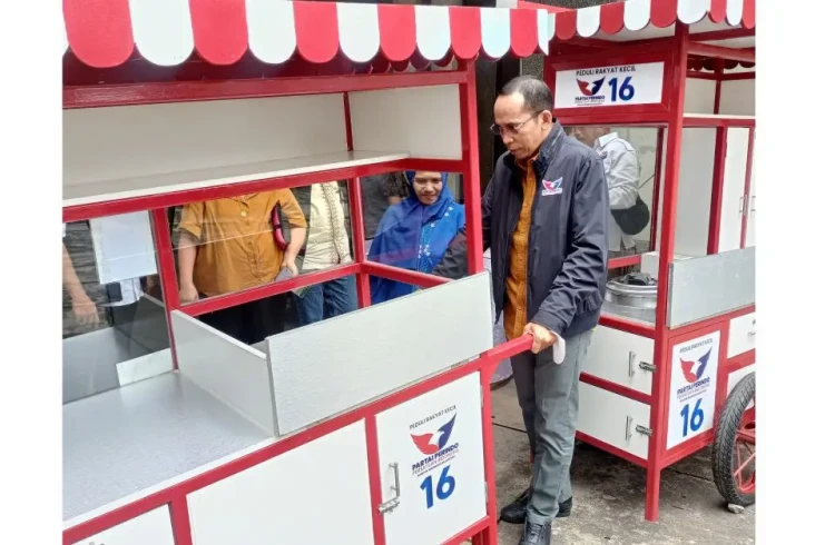 Bagikan Gerobak ke Pedagang,...