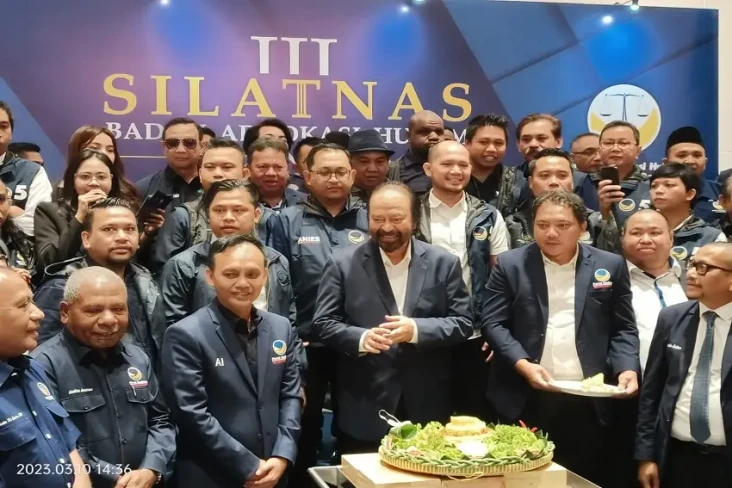 Jokowi Foto Bareng Prabowo...
