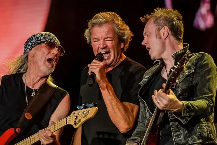 Konser Deep Purple di...