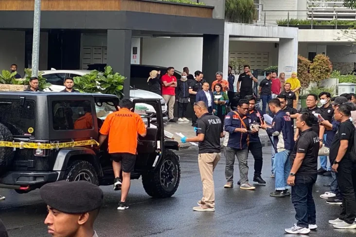 Kenakan Baju Tahanan,...