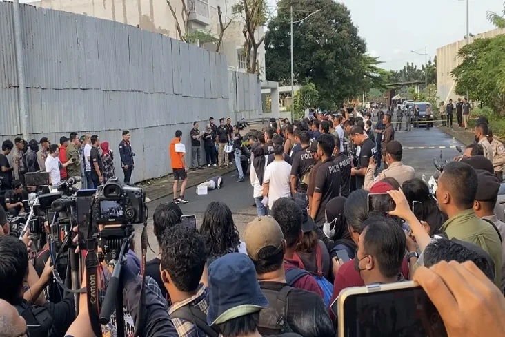 Kepala Ditendang Mario...