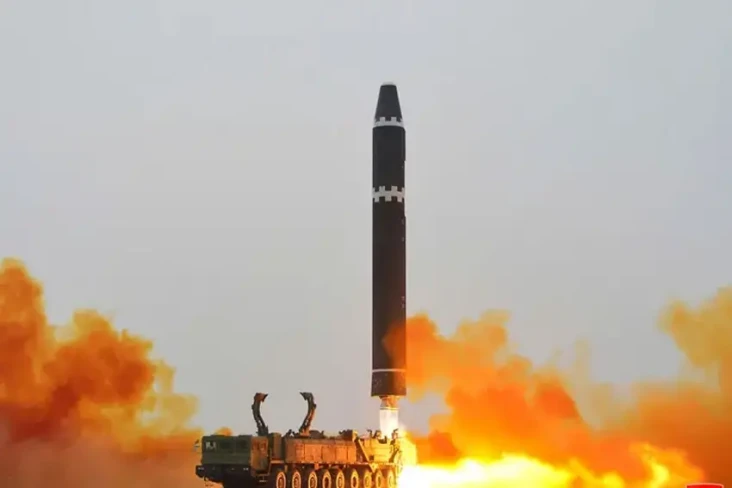 Korea Utara Tembakkan...