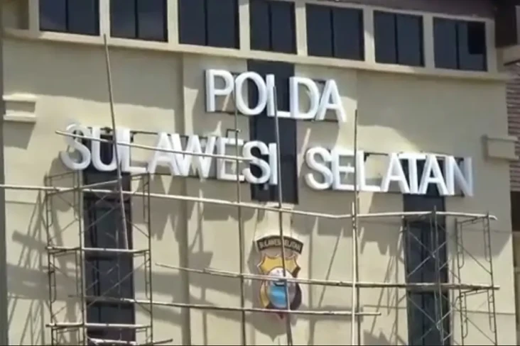 Diduga Ludahi dan Tendang...