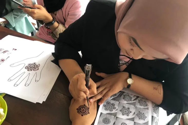 Puluhan Perempuan Milenial...