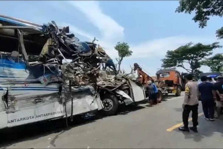 5 Tewas Akibat Bus Tabrak...