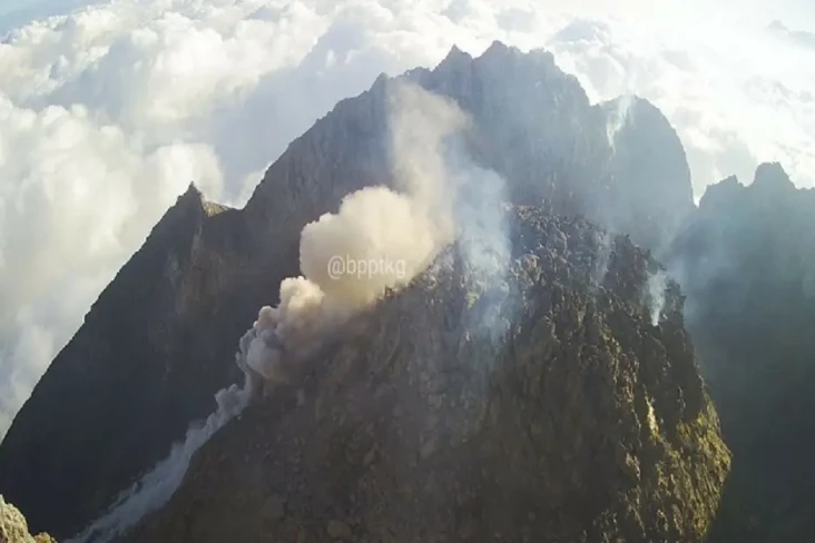 Gunung Merapi Semburkan...